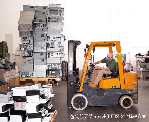 航天慧光叉车防撞设备 AI驱动的前瞻性安全守护，打造智能防御标杆